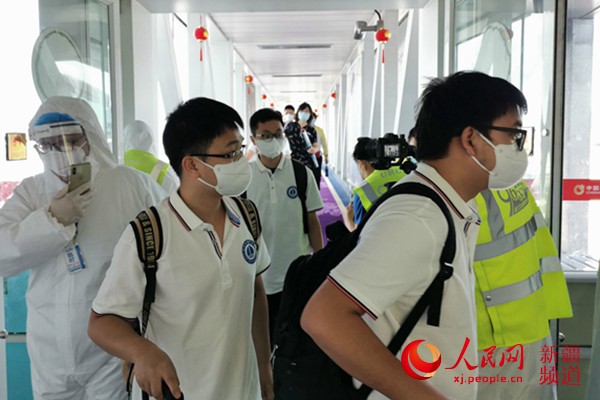 10省市200余名医务人员赴乌鲁木齐开展核酸检测工作