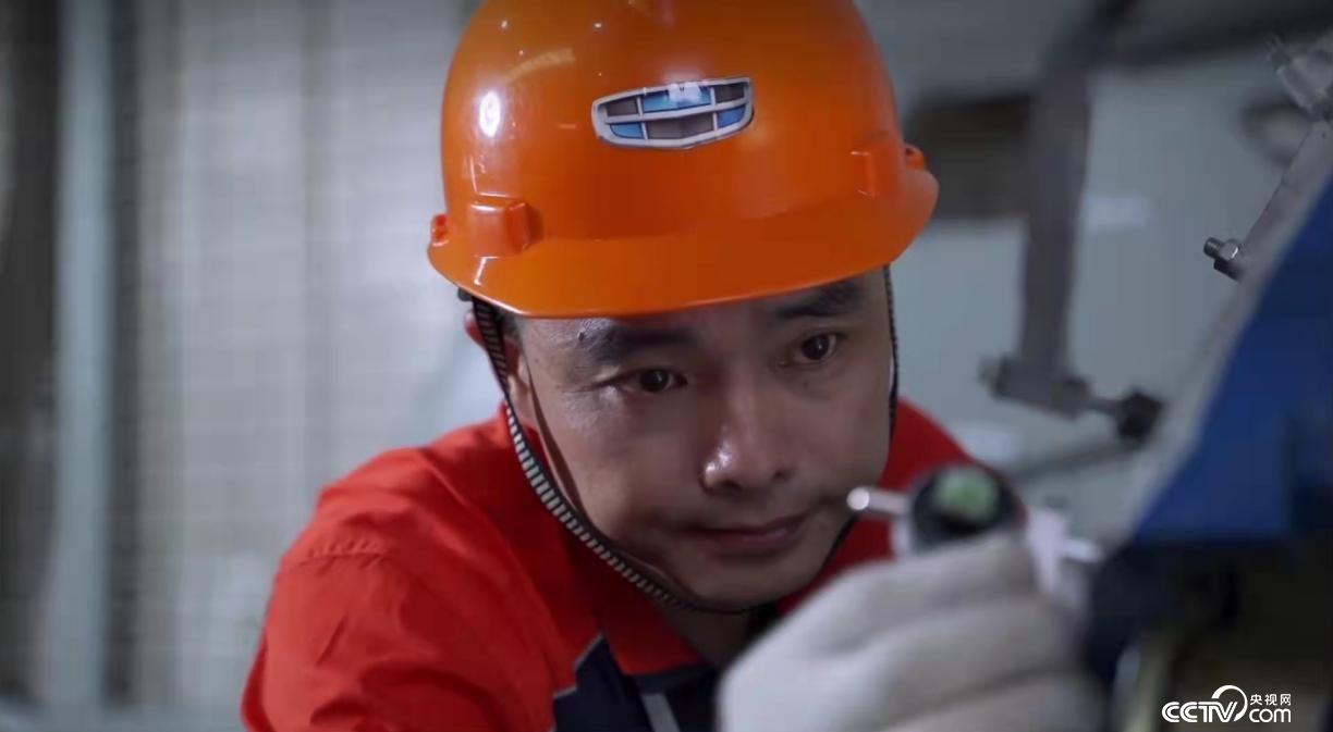 【中国梦·大国工匠篇】王光挣：从一线车间工人到国家高级技师 执着于001毫米打磨航天级别的精度(图2)