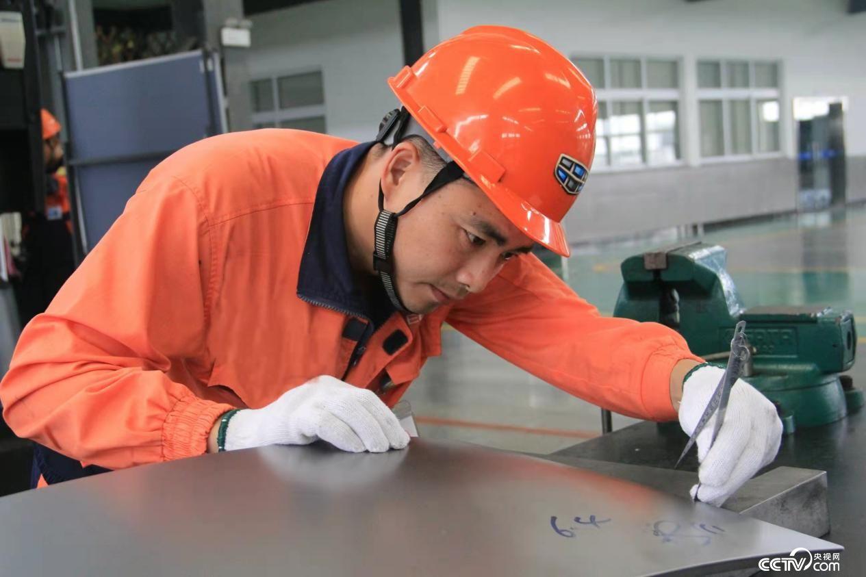 【中国梦·大国工匠篇】王光挣：从一线车间工人到国家高级技师 执着于001毫米打磨航天级别的精度(图3)