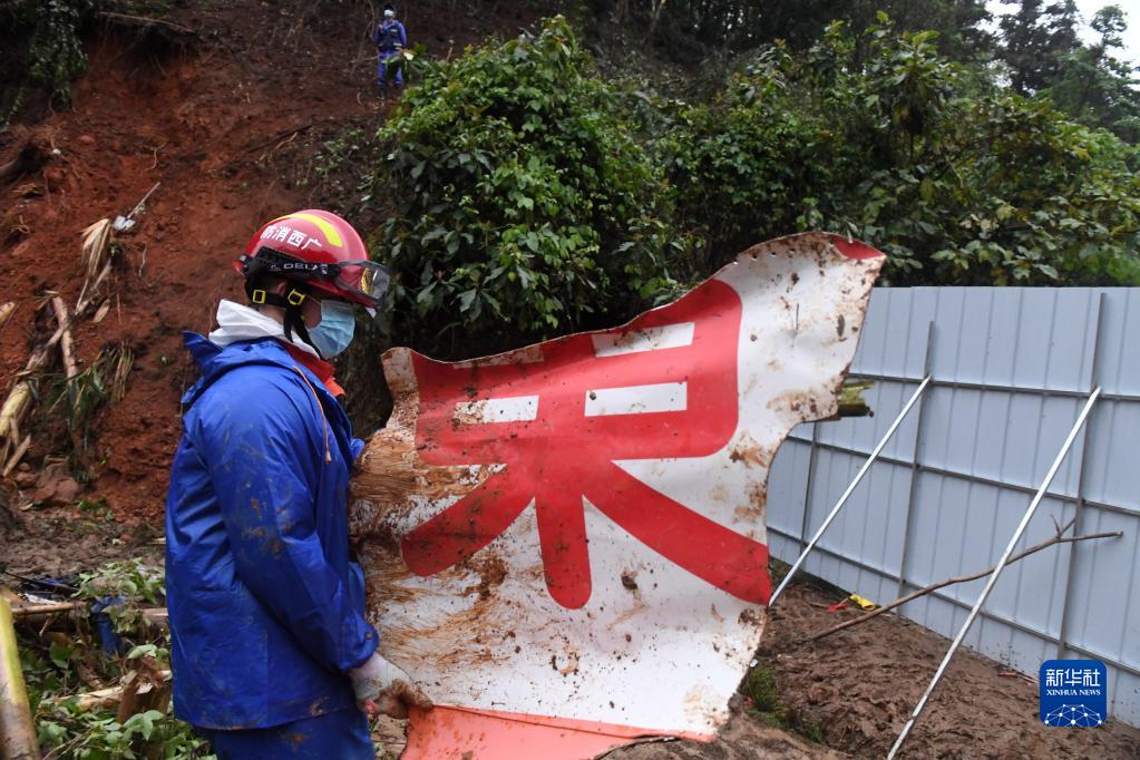事故核心现场搜索工作继续进行(图15) 事故核心现场搜索工作继续进行(图15)