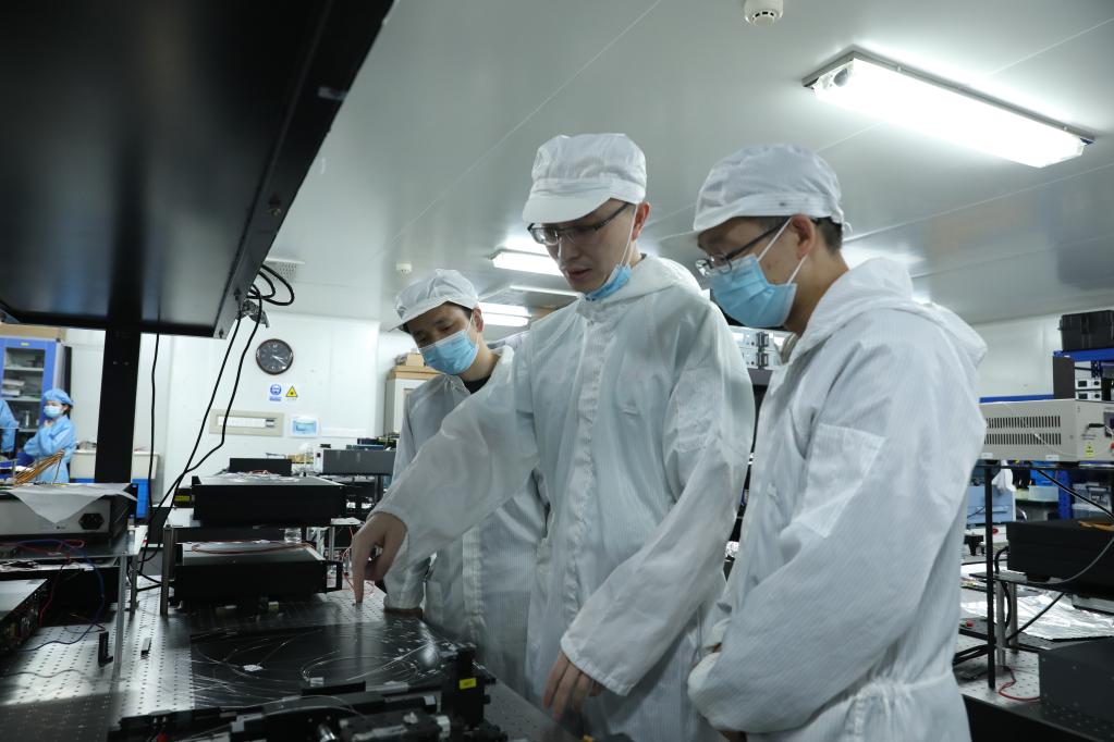 奋斗者·正青春丨奋楫前沿的“追光人”——记国防科技大学前沿交叉学科学院研究员周朴(图2) 奋斗者·正青春丨奋楫前沿的“追光人”——记国防科技大学前沿交叉学科学院研究员周朴(图2)