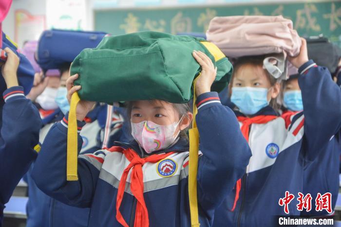 全国中小学生安全教育日:河北小学生开展地震应急疏散演练(图4) 全国中小学生安全教育日:河北小学生开展地震应急疏散演练(图4)