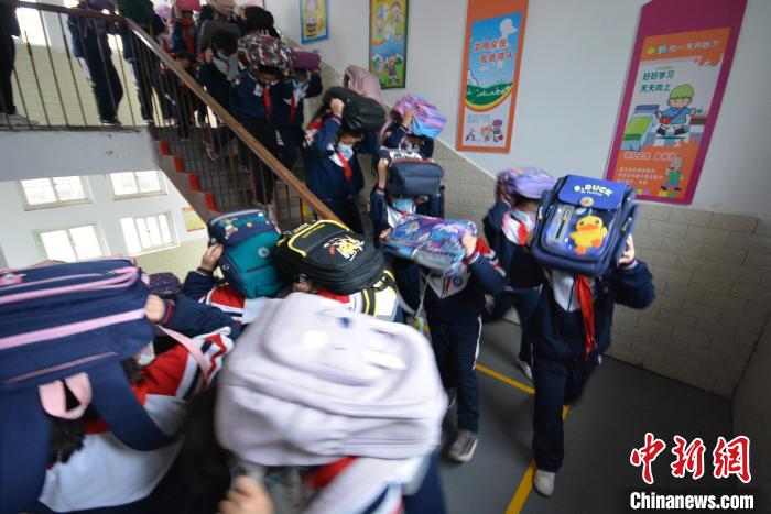 全国中小学生安全教育日:河北小学生开展地震应急疏散演练(图3) 全国中小学生安全教育日:河北小学生开展地震应急疏散演练(图3)