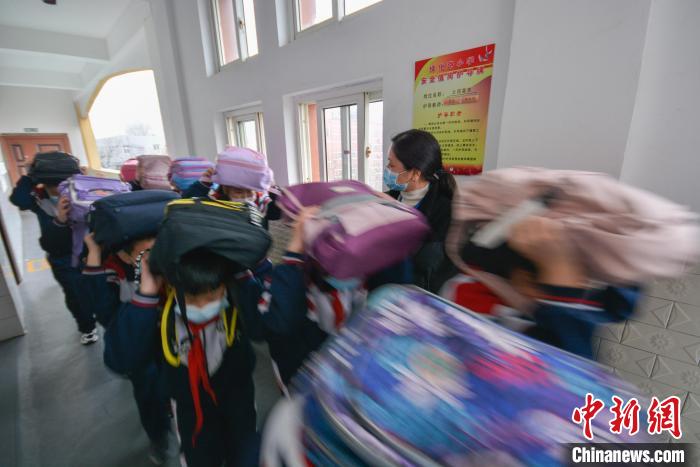 全国中小学生安全教育日:河北小学生开展地震应急疏散演练(图5) 全国中小学生安全教育日:河北小学生开展地震应急疏散演练(图5)