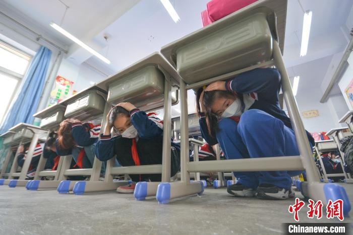 全国中小学生安全教育日:河北小学生开展地震应急疏散演练(图2) 全国中小学生安全教育日:河北小学生开展地震应急疏散演练(图2)