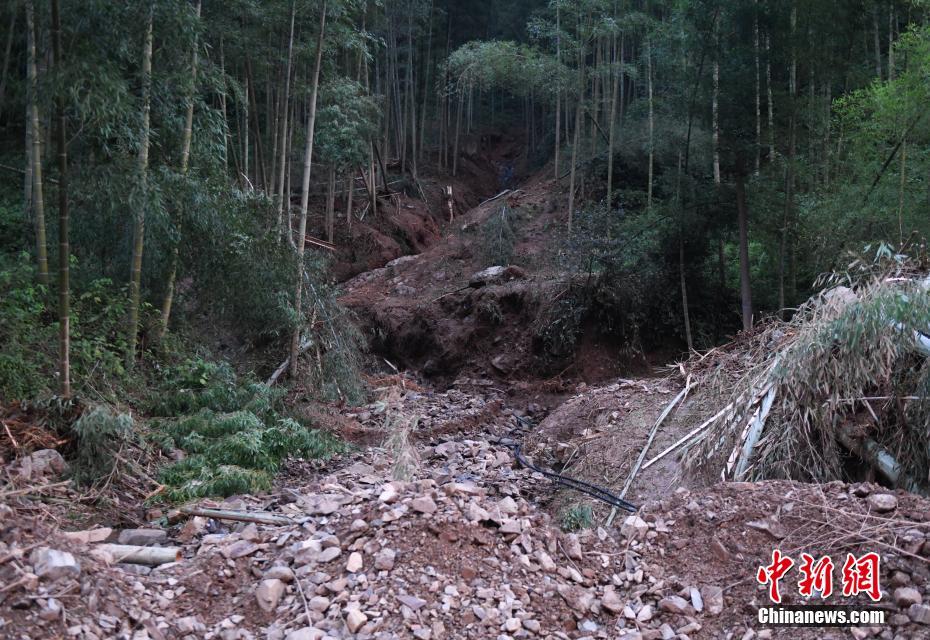 杭州富阳遭遇短时强降雨已致5人死亡、3人失联(图2) 杭州富阳遭遇短时强降雨已致5人死亡、3人失联(图2)