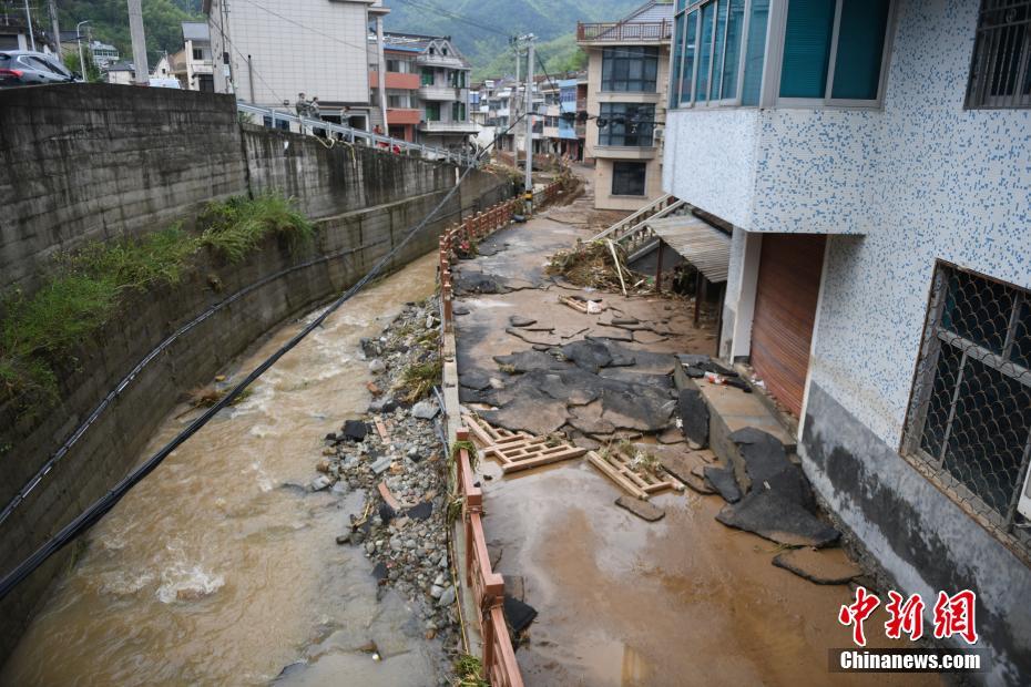 杭州富阳遭遇短时强降雨已致5人死亡、3人失联(图4) 杭州富阳遭遇短时强降雨已致5人死亡、3人失联(图4)
