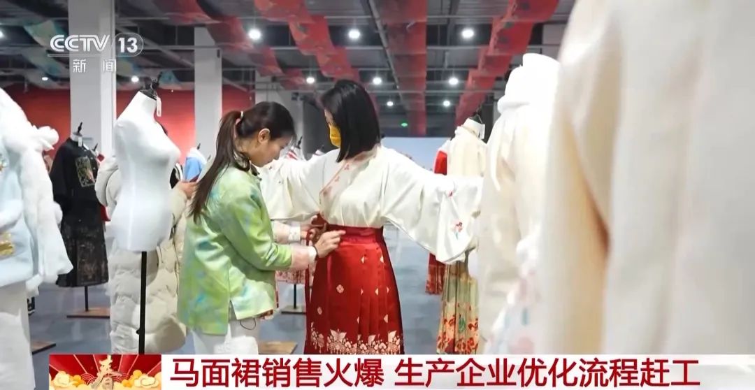 “新春战袍”卖爆了!商家:还欠3万件没发货(图2) “新春战袍”卖爆了!商家:还欠3万件没发货(图2)
