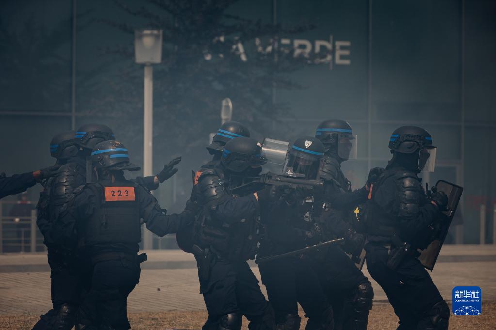 法国全境加强警戒防止骚乱升级(图2) 法国全境加强警戒防止骚乱升级(图2)