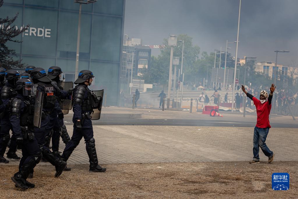 法国全境加强警戒防止骚乱升级(图3) 法国全境加强警戒防止骚乱升级(图3)