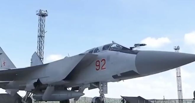 中国激光武器有多猛？八百米烧穿五层钢板激光防空炮有什么优势(图2)