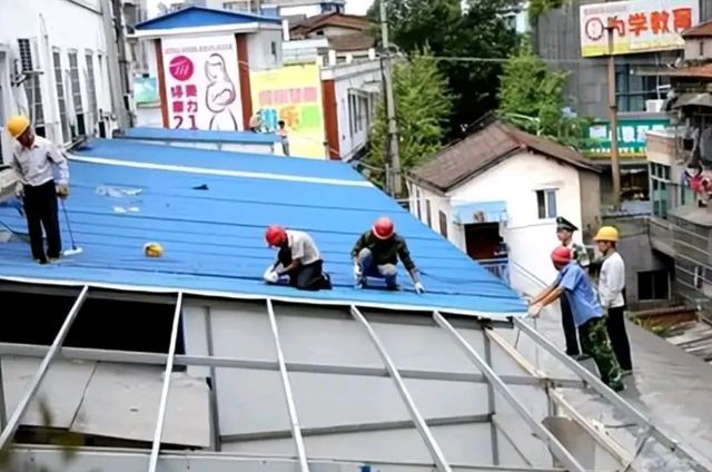 离大谱！美国民众效仿中国人把屋顶涂成蓝色用以屏蔽激光武器！