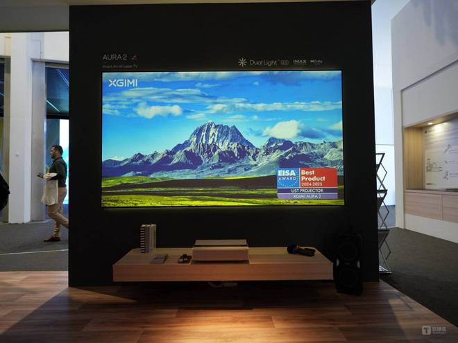 极米4K超短焦激光电视AURA 2亮相内置毫米波雷达技术｜IFA 2024