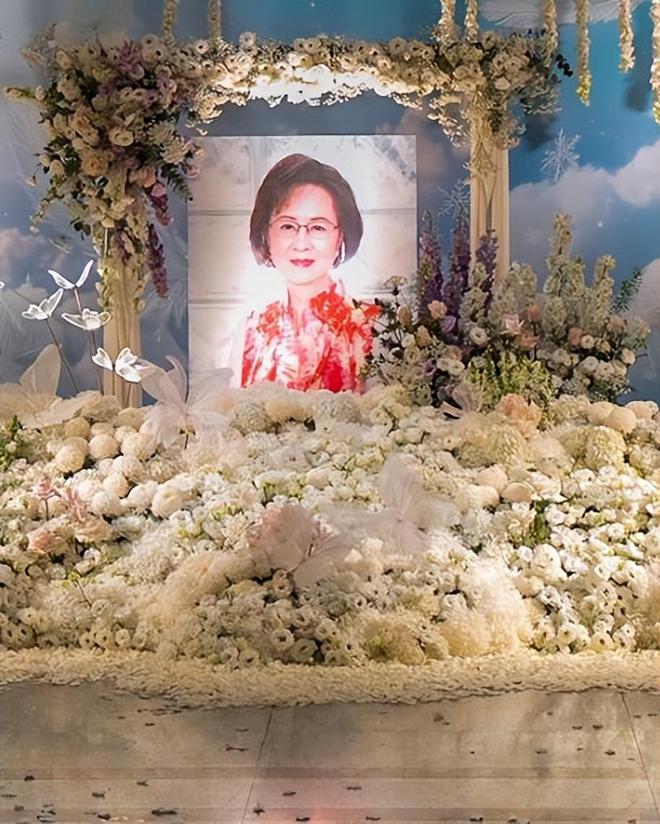 琼瑶白色棺木被推往火葬场儿子陈中维带两个女儿含泪送别