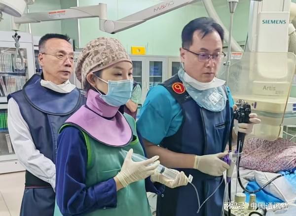 西宁市第一人民医院消化内科勇攀技术高峰完成首例ERCP＋胆道子镜下激光碎石术