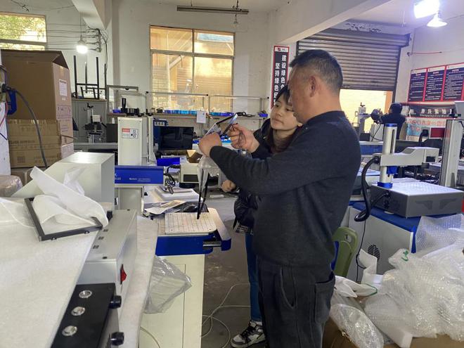 国内激光打标机客户到访初刻智能考察调研样品质量赢得高度认可